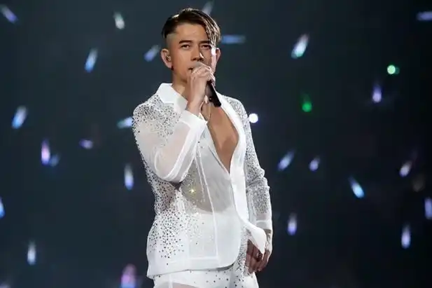 郭富城现身安徽带着老婆方媛探望娘家人