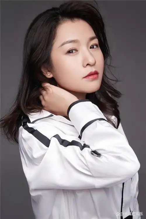 回顾《正阳门下》不起眼女配,戏外貌美不输女主,有一位春晚常客