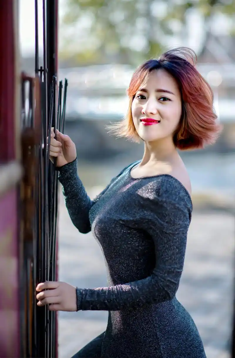 光影下的清新笑容短发气质女人