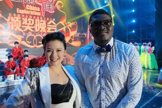 柏文出席活动 与外籍歌手郝弟联手献唱