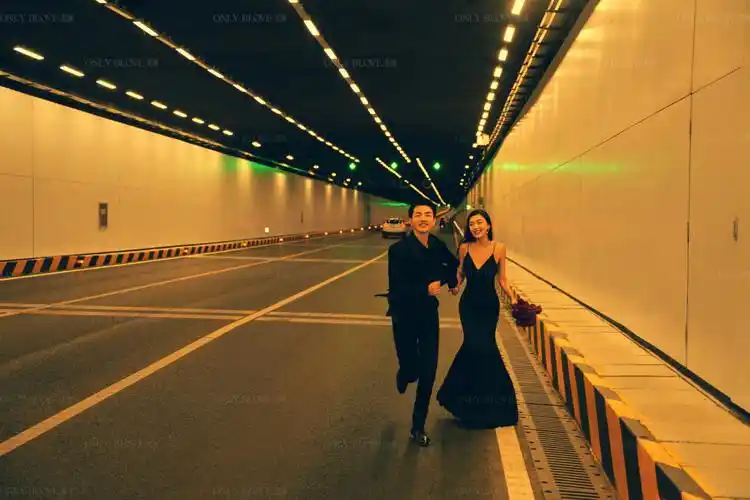隧道氛围感婚纱照