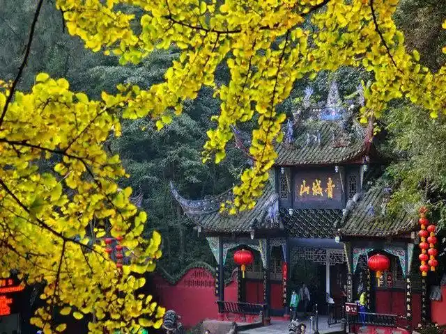 青城山青城山高风露寒佩环挂着山花树