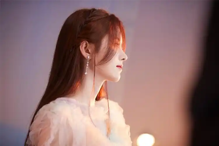 鞠婧祎纱裙甜美高清桌面壁纸