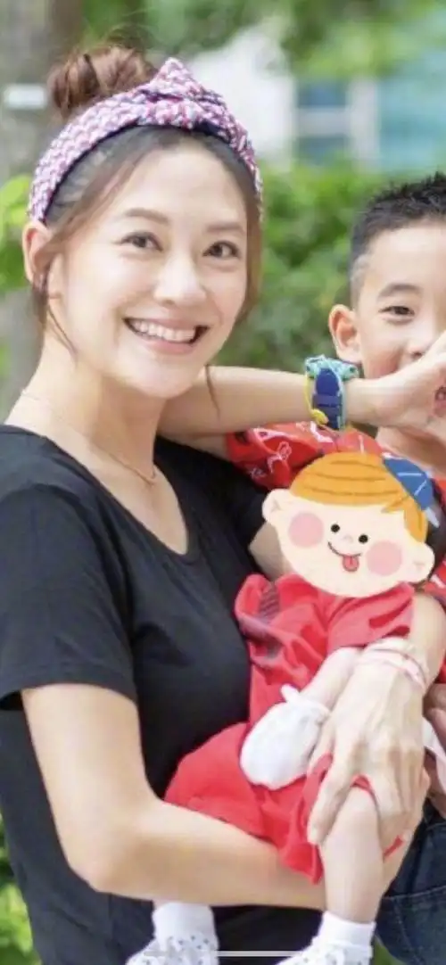 应采儿二胎后变化真大晒全家福发际线后移太显龄这肚子没谁了