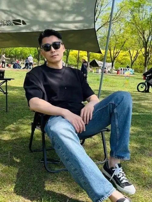 五六十岁的男人,最终还是穿短袖最舒适,记住:3穿3不穿更得体