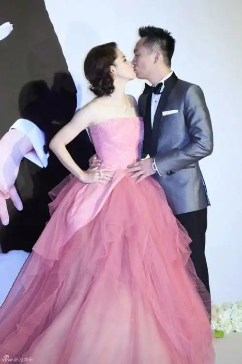 甜skr人霍建华林心如晒亲吻照首秀恩爱明星夫妻亲密瞬间盘点