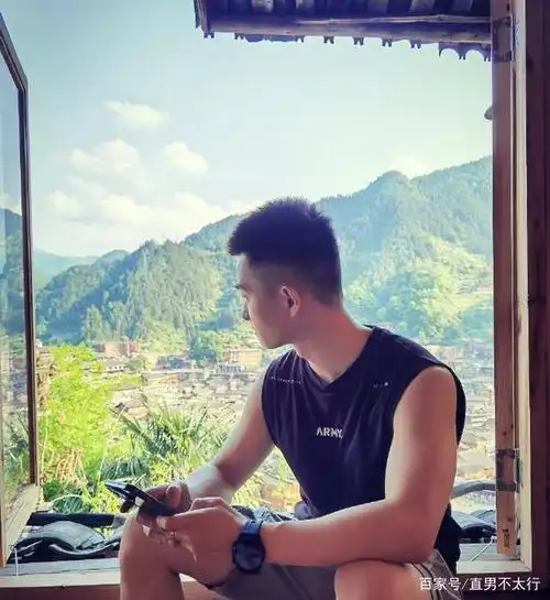 清爽短发的"薄肌"帅哥.招风耳好可爱,有一种呆萌的气质