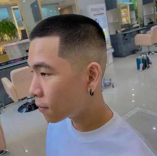 寸头发型是每个男生都可以去剪的发型,不管你是方脸型还是圆脸型,都有