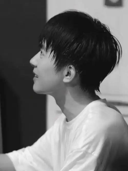 之前被朋友夸鼻子很挺 那天刷微博看到玺子哥的这张图 感觉侧脸有一丢