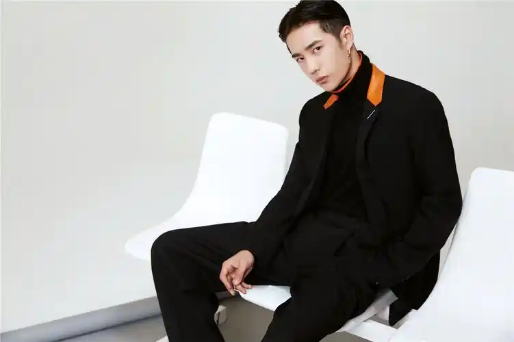 王一博爆最新写真 酷黑之间诠释酷感与温柔