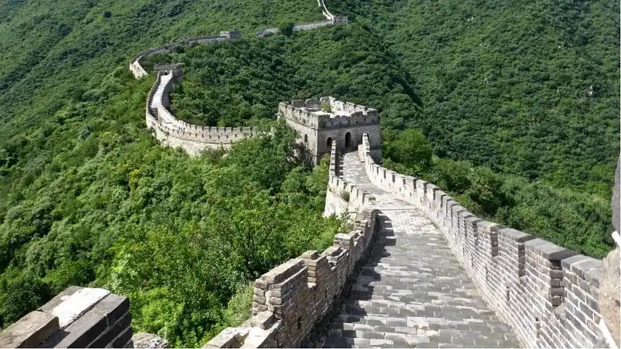 而秦朝只是将原先的基础上将长城连起来并加固防御,另外,秦始皇修建