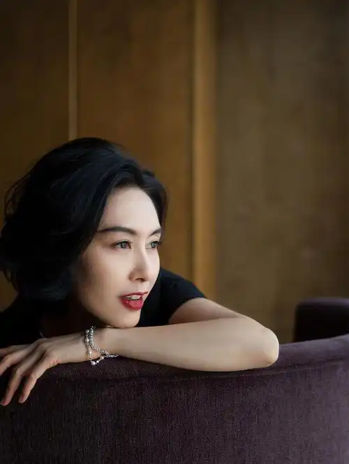 朱茵黑色流苏裙知性优雅写真图片56