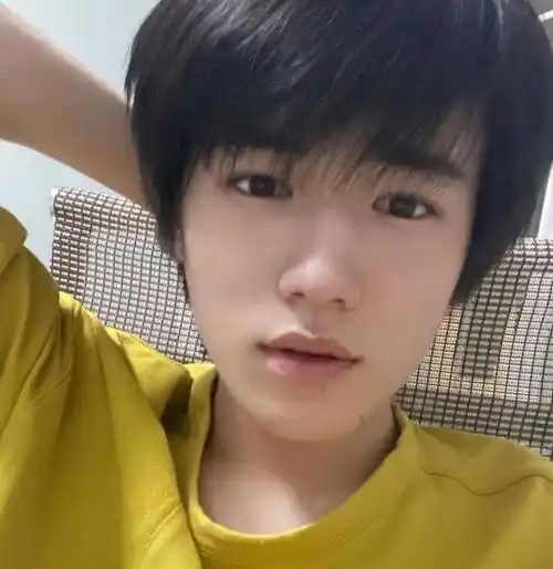 原创宋亚轩晒素颜自拍干净清澈却难掩疲惫笑容不愧是学生的榜样