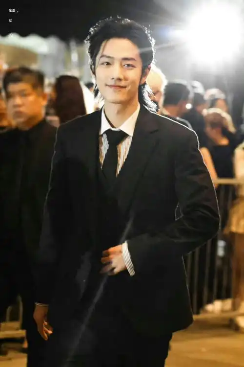 肖战黑西装十五宫格