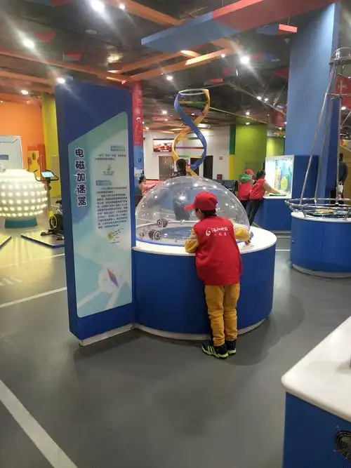 小记者12月8号上午走进洛阳科技馆