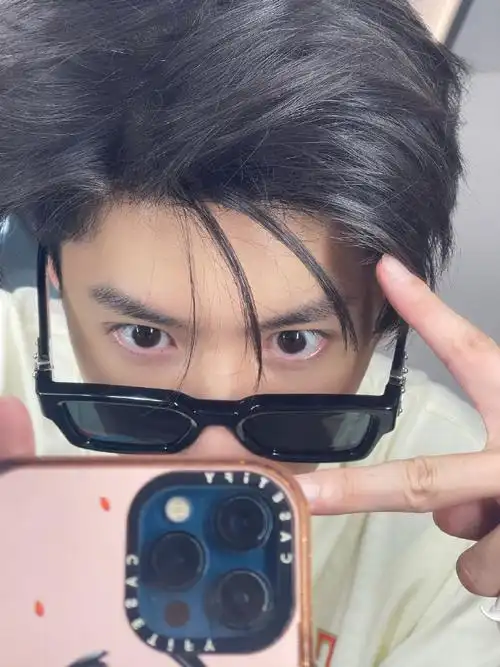 陈哲远自拍记录手机壳掉漆