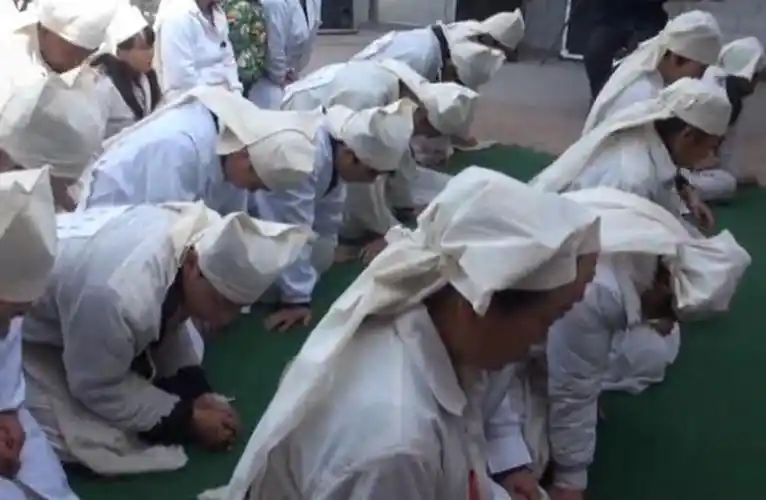 寿衣为棉布或绸料的棉衣和单衣,忌用缎子和皮毛料,颜色忌用黑色,着衣