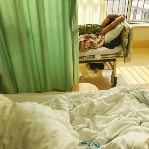 病房的16床,老子在艰难的呼吸,儿子一脸无奈,焦躁地看着电视.