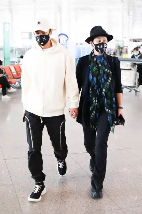 赵文卓,张丹露夫妇牵手. 赵文卓,张丹露夫妇一黑一白搭配.