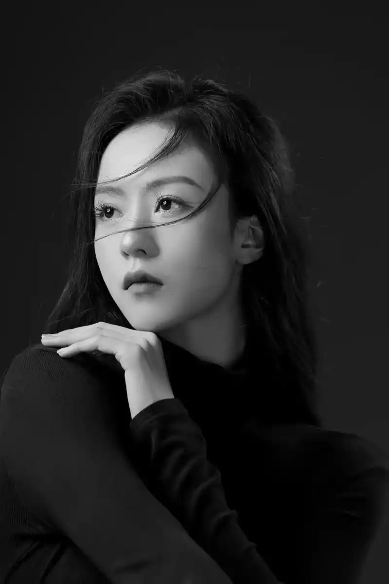 人物写真.祝这个世界继续热闹,祝我仍然是我#月亮 #写真情绪 - 抖音