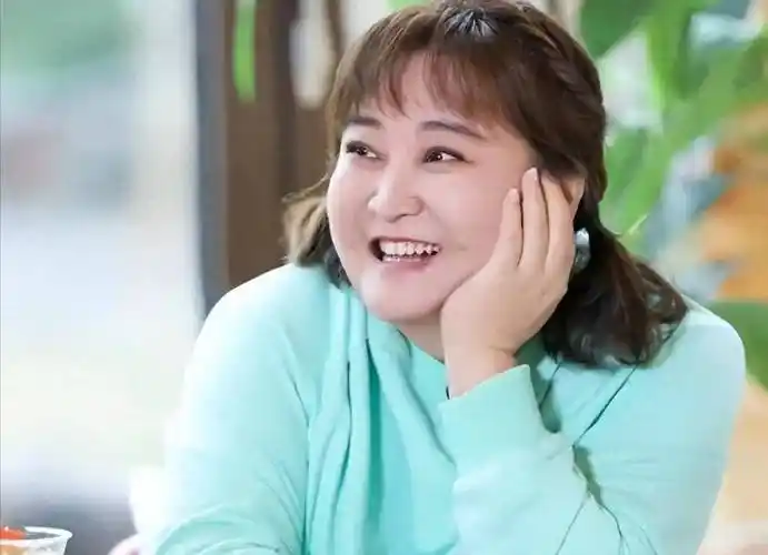 事实证明,在狂揽54亿票房后,贾玲又走上了另一条繁荣之路!