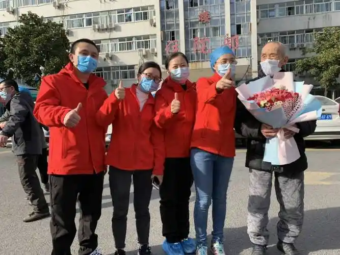 10床83岁的老爷爷,今天终于出院了,脸上高兴的笑容,真的不容易,他在