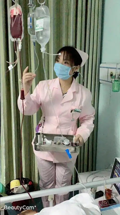 护士姚慧为患者输血.