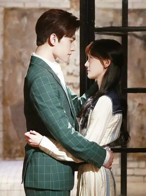 现实版的"肖奈和贝微微"因毕业照走红,相恋7年,女友像换了一个人_女生