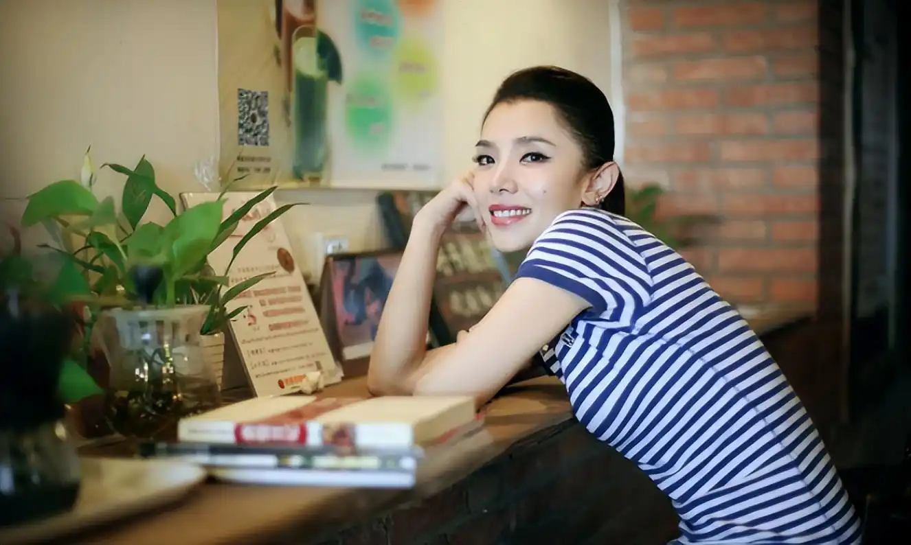 还记得演丽嫔的李佳璇吗?出道20多年,因导演丈夫去世渐渐隐退了