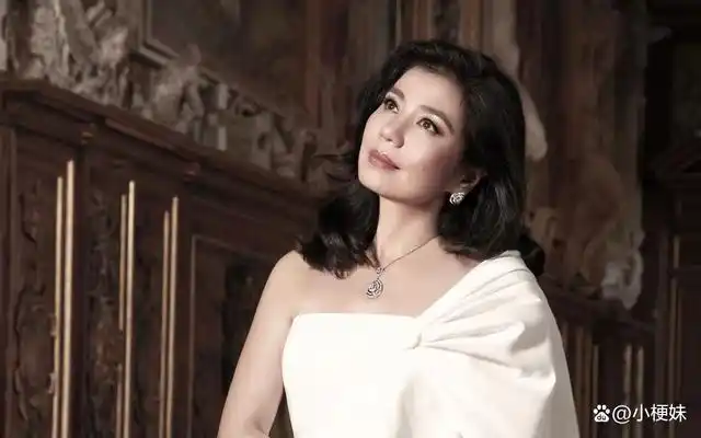 提到八十年代的美女谁也不能忘了钟楚红,毕竟"再红不过钟楚红"这句话