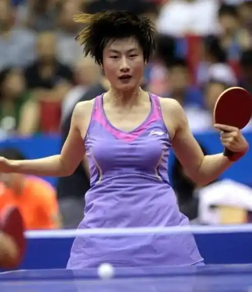 原创丁宁罕见连衣裙比赛服上围傲挺大腿肌肉抢镜身材是女队最好