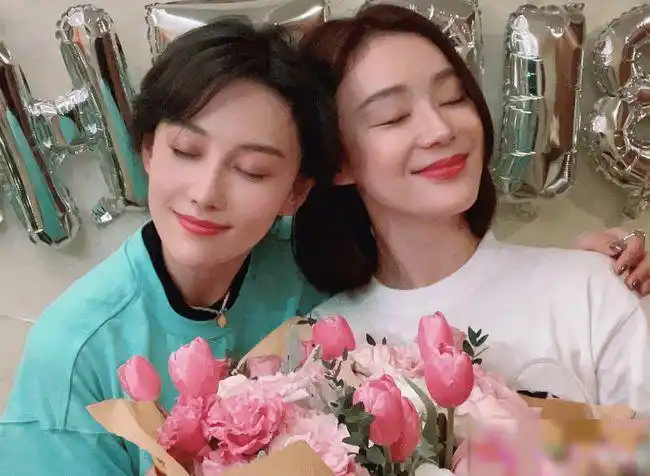 张馨予为袁姗姗高调庆生,工作室评论惹眼,两人友情真假很明显!