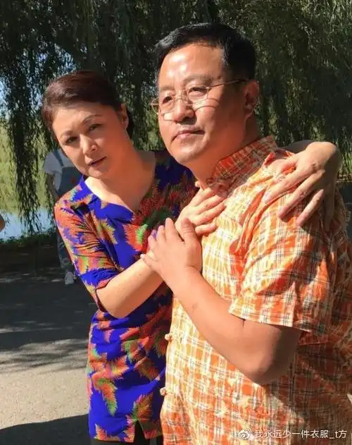 于月仙和丈夫最后一张片场合影曝光大脚超市门前甜蜜相拥