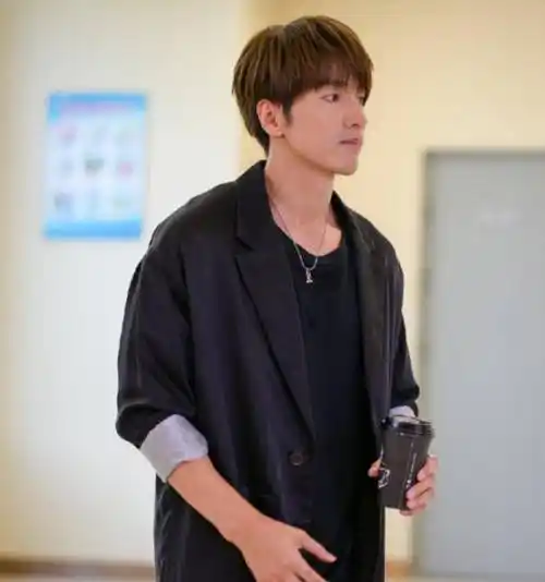 43岁言承旭形象大变如"整容",剪短18年长发后,成国外欧巴_造型_西装