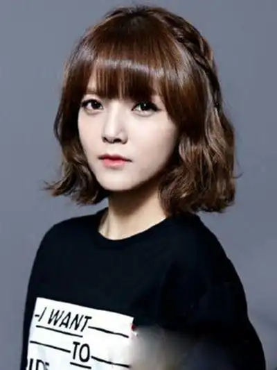 圆脸短卷发发型 造型可爱萌萌哒