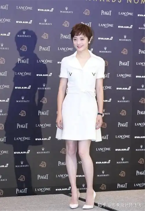 董洁真适合少年感穿搭,卡通t恤儿配牛仔短裙,青春活力又时尚