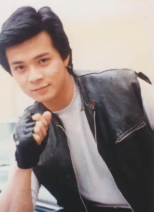 中国香港男演员,毕业于无线电视第九期艺员训练班