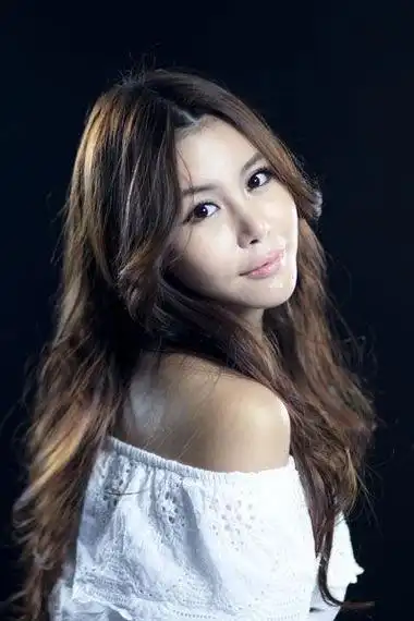 13年后,宁坐宝马哭,不坐自行车笑的女孩马诺,现状如何?