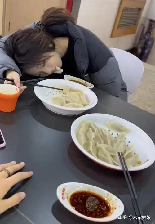男子清晨6点叫女友吃早餐女友叼着饺子睡着了店老板举动暖心