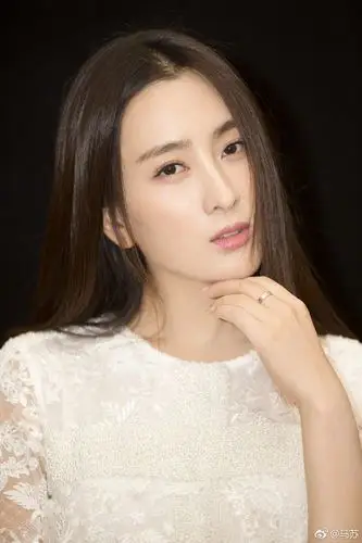 马苏晒甜笑美照马漂亮柔顺长直发清纯超减龄