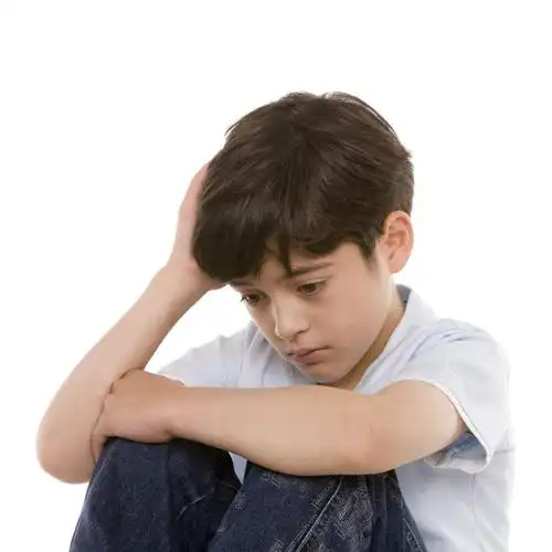 仅一个人,阴影,服装,光线,影子,注视,休闲装,小孩,衣服,低头,观察,看