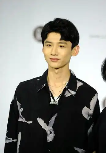 帅哥白敬亭完美五官尽显男性帅气