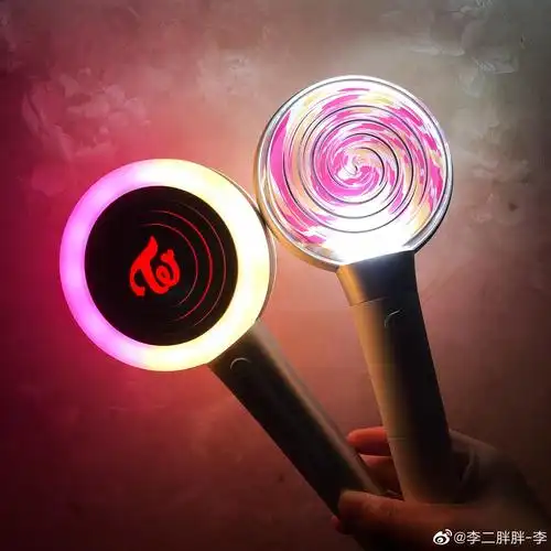 twice  左边是二代应援棒 右边是一代糖果棒 我觉得很可爱 也很符合