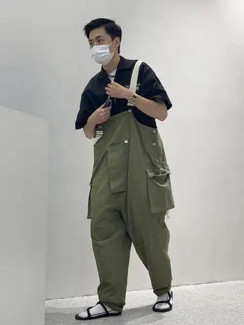 男生背带裤怎么穿