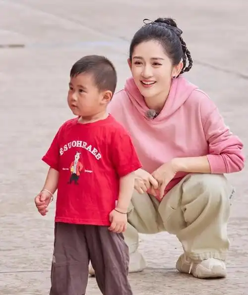 张杰谢娜带仨娃游迪士尼模范夫妻超恩爱十指相扣如热恋的情侣