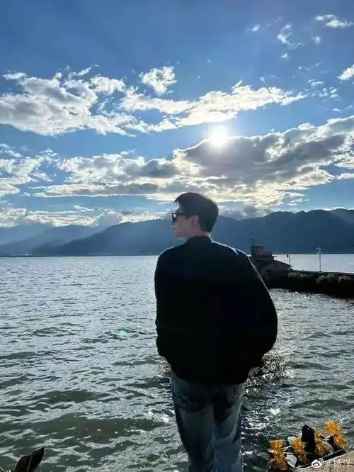 杨洋新图憨憨帅哥海边旅游心情好