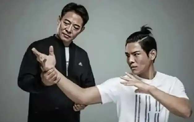 李连杰罕见现身带可爱女儿和向佐一家聚会师徒时隔多年见面