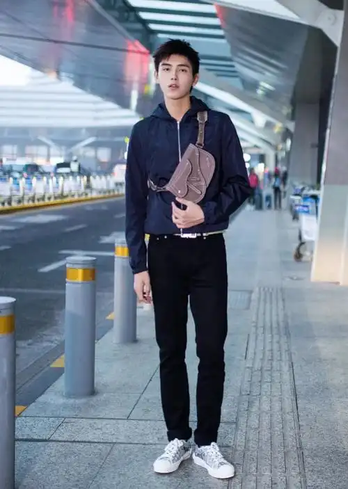 腰间别着黑色皮带,脚上搭配的是灰色星星帆布鞋,这样的陈飞宇很是帅
