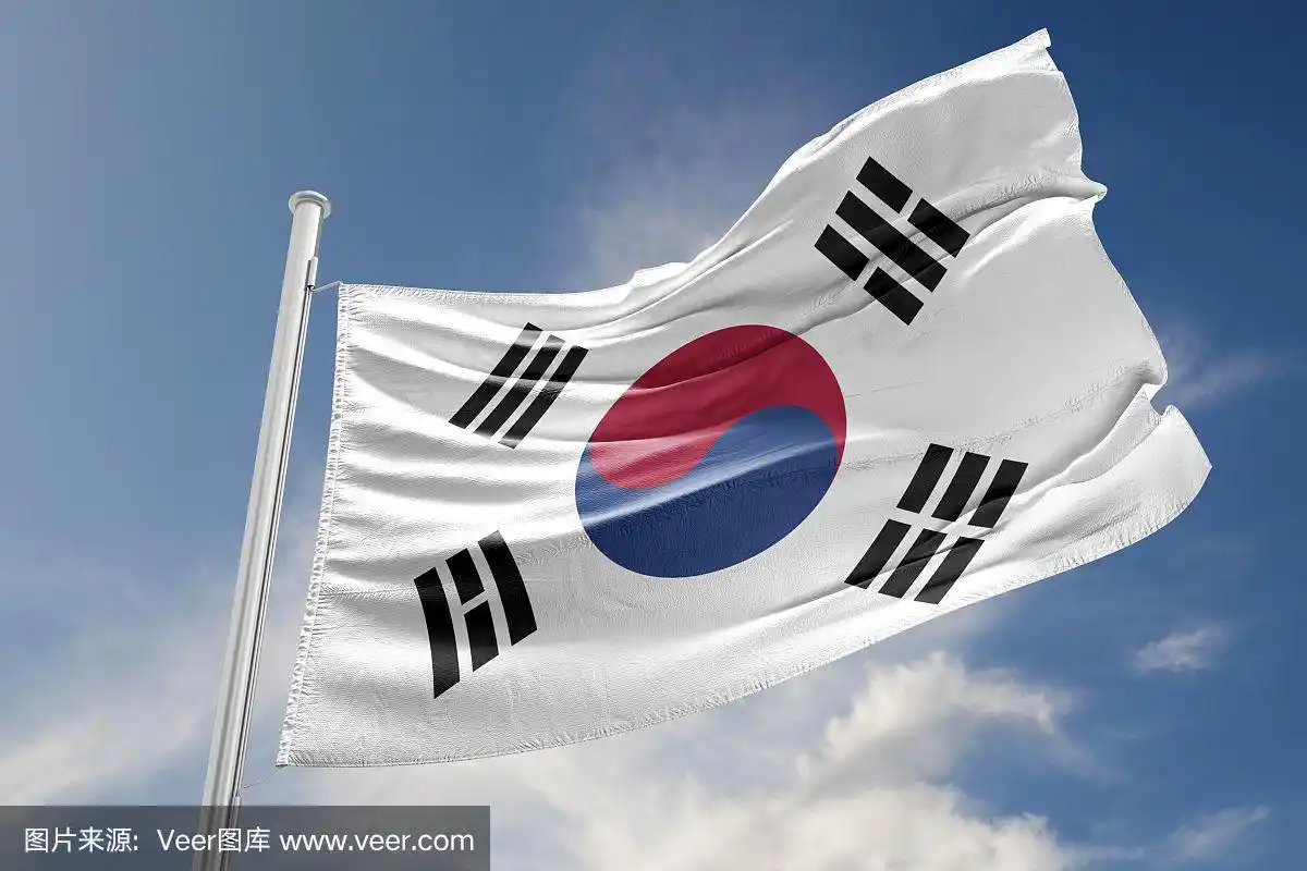 韩国国旗在蓝天下飘扬