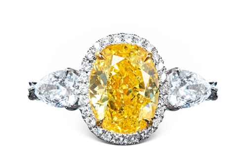 lot 0680 3.13克拉椭圆形天然艳彩黄净度si2钻石配钻石戒指